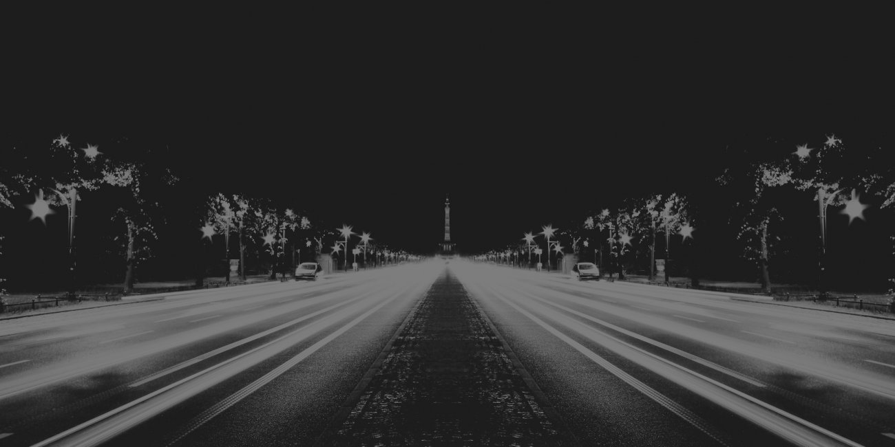 In der Mitte gespiegeltes Negativ eines Fotos von einer Straße