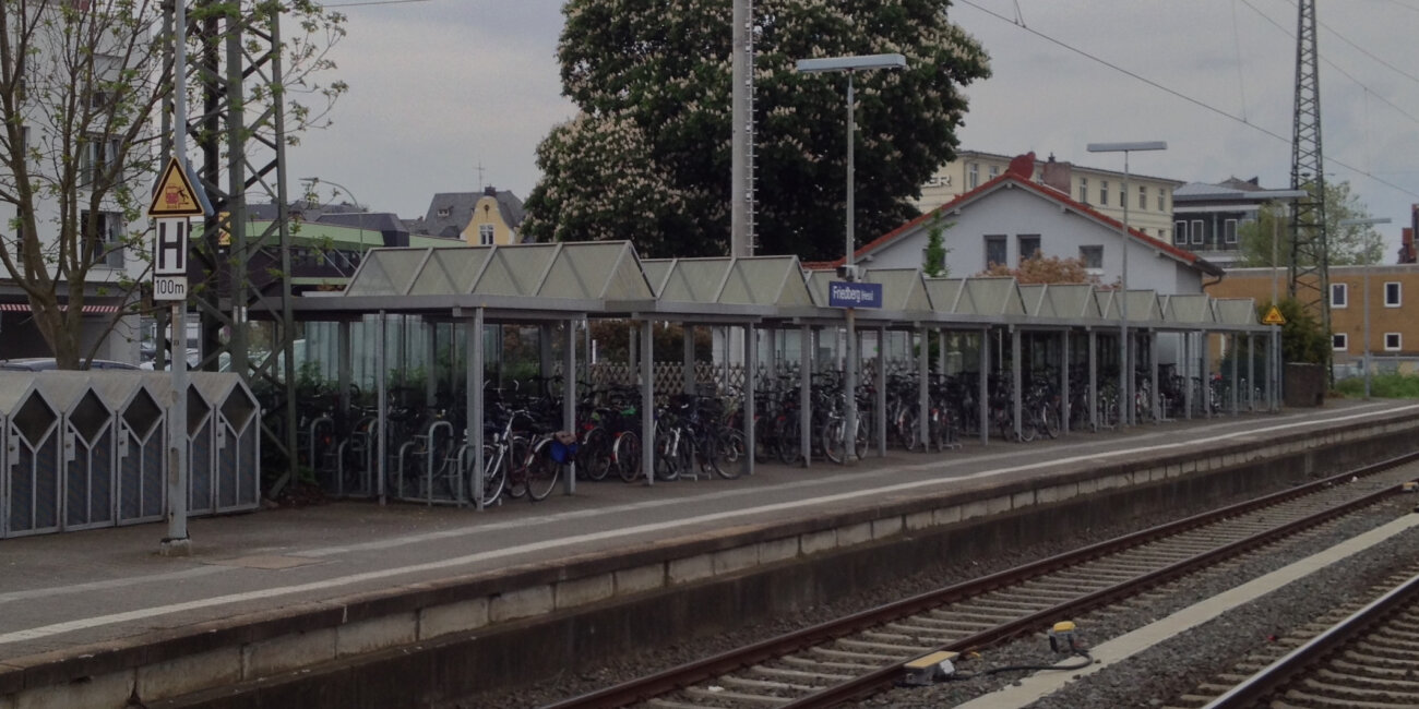 Überdachte Fahrradstellplätze an einem Bahngleis