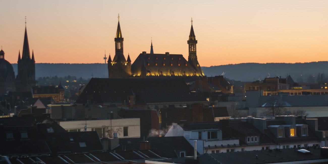 Blick auf das Rathaus Aachen in der Dämmerung