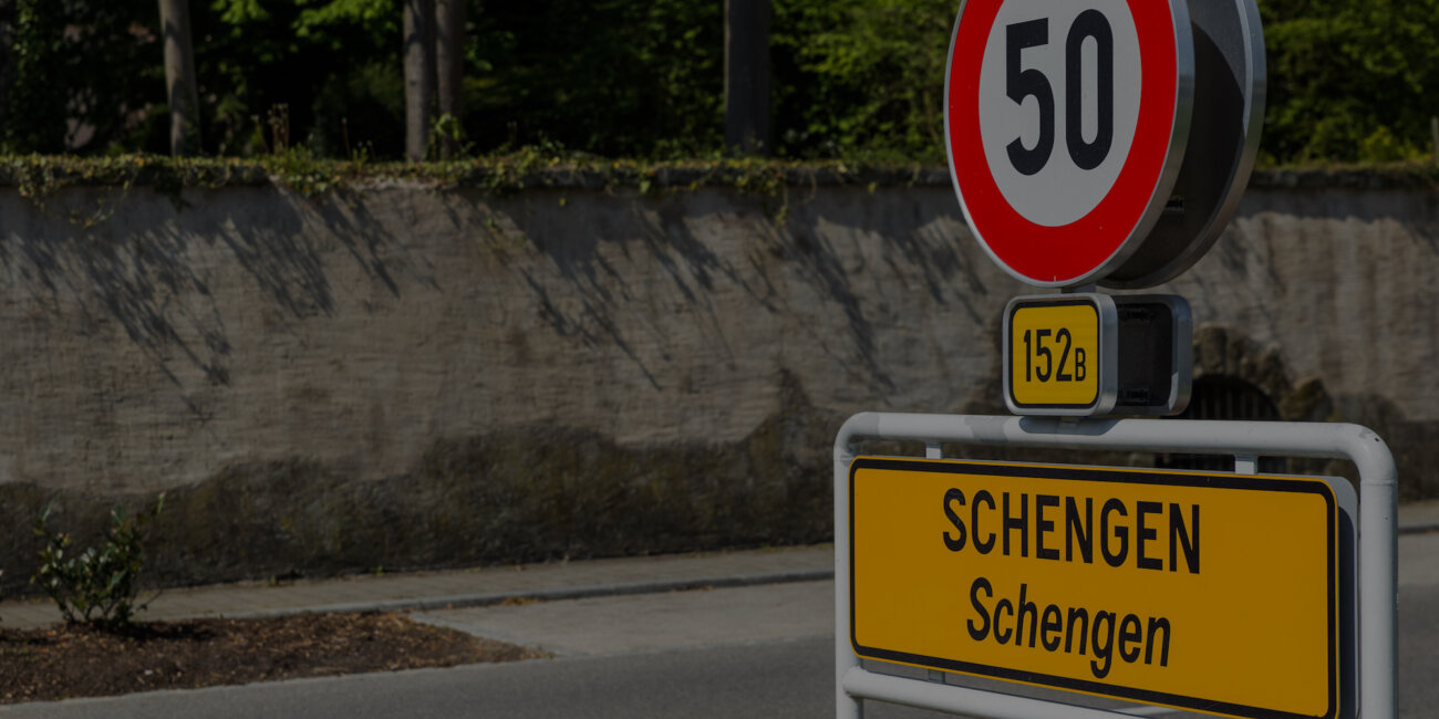 Straßenschild im luxemburgischen Ort Schengen