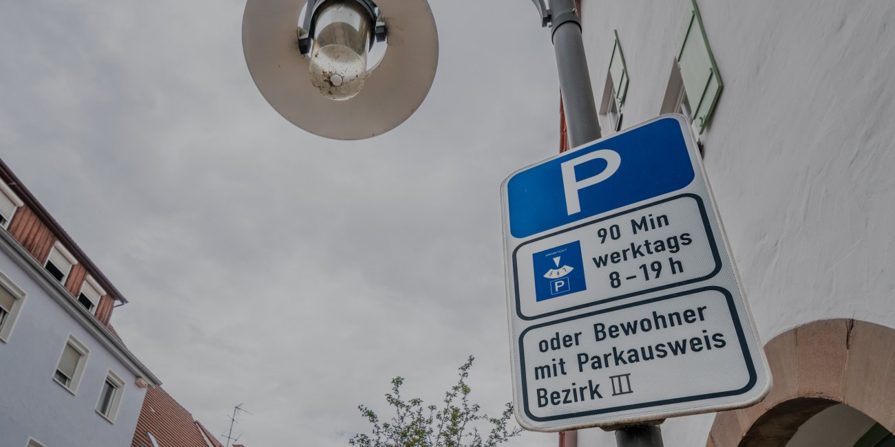 Straßenlaterne mit P-Verkehrsschild, das die Benutzung einer Parkscheibe oder einen Bewohnerparkausweis vorschreibt