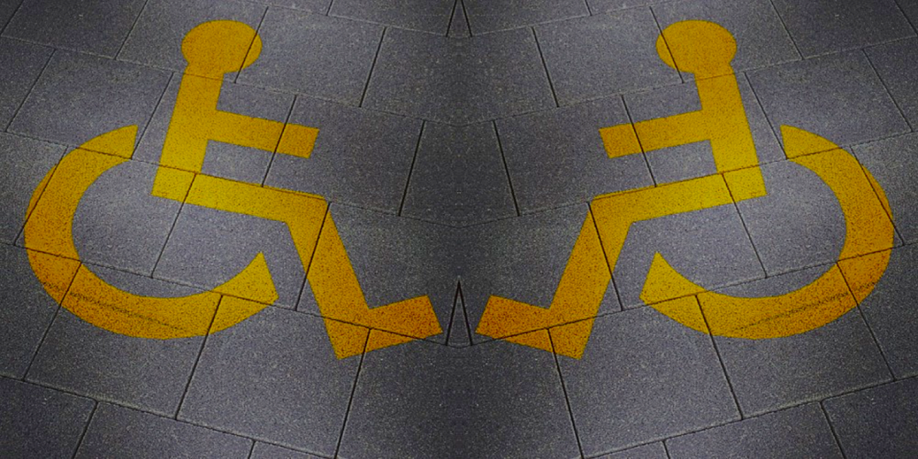 Collage Rollstuhl Piktogramm auf Gehwegplatten