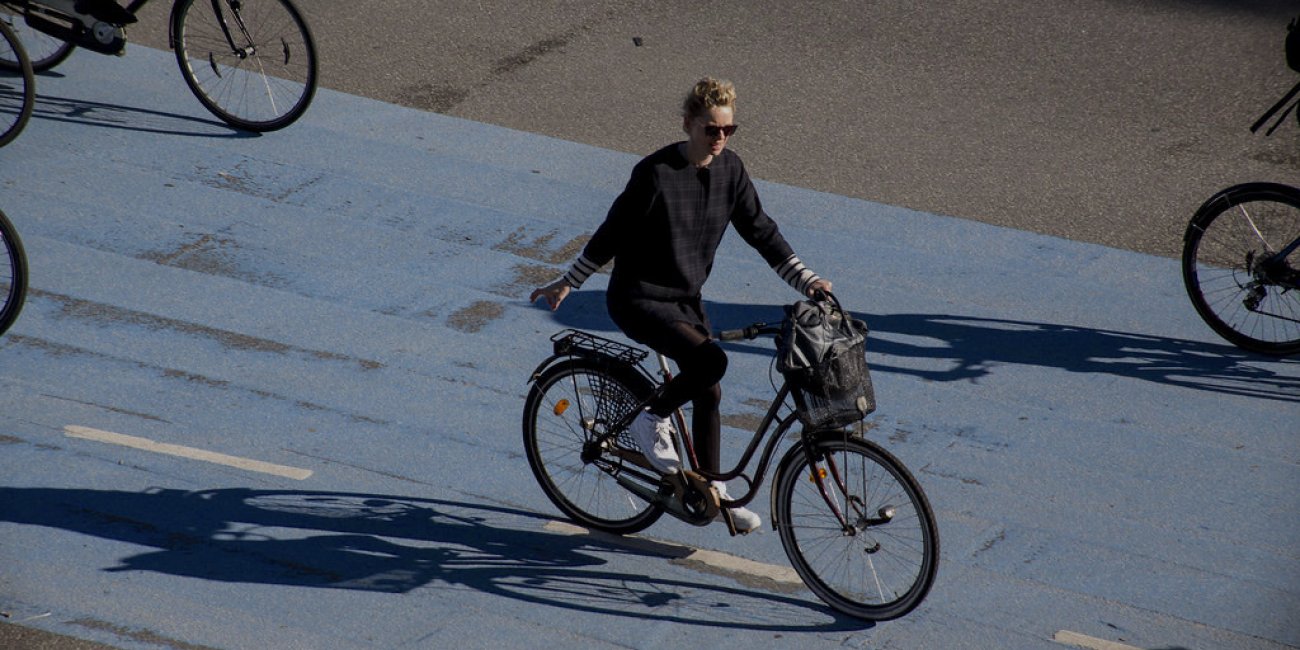 Cycle Chic Copenhagen von Mikael Colville Andersen via Flickr CC BY 2 0 bearb