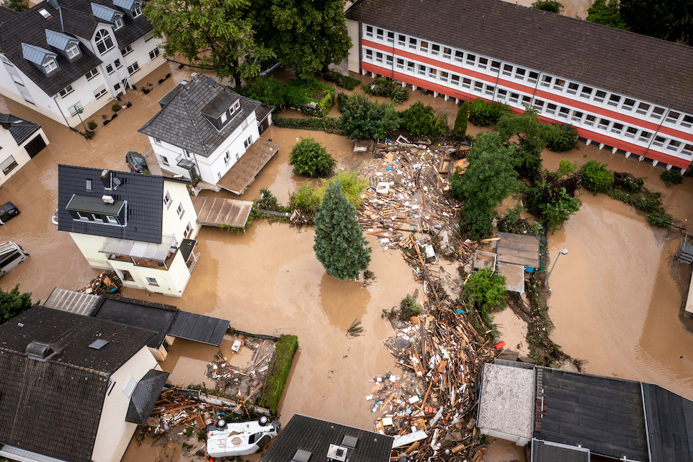 Luftaufnahme eines überschwemmten Ortes in der Eifel