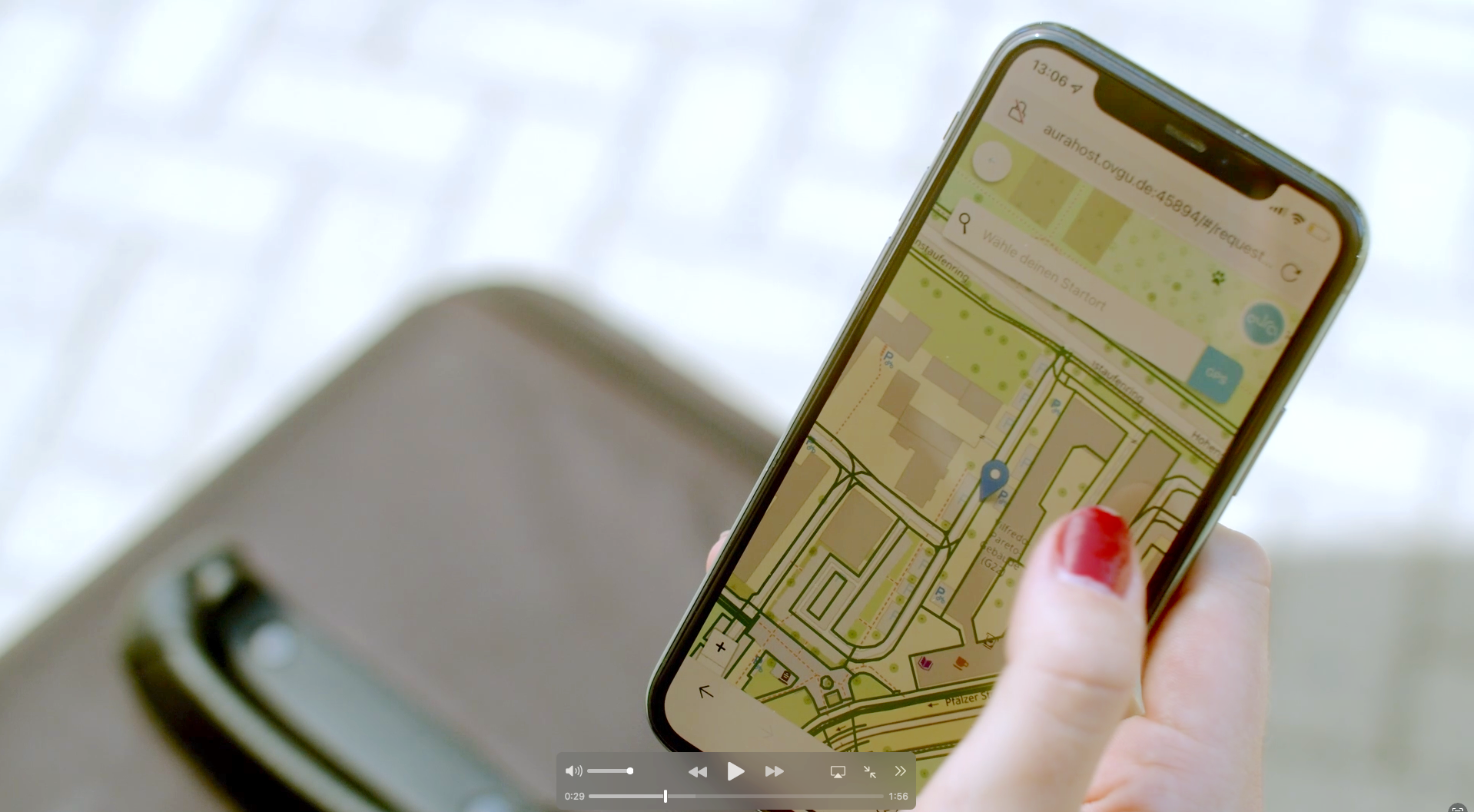 Foto: Eine Hand hält ein Smartphone auf dem eine digitale Straßenkarte zu sehen ist