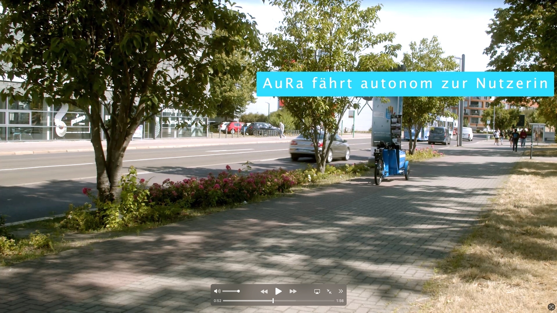 Foto: Auf einem Radweg neben einer Straße ist das autonom fahrende Lastend AuRa zu sehen, dass auf die betrachtende Person zufährt