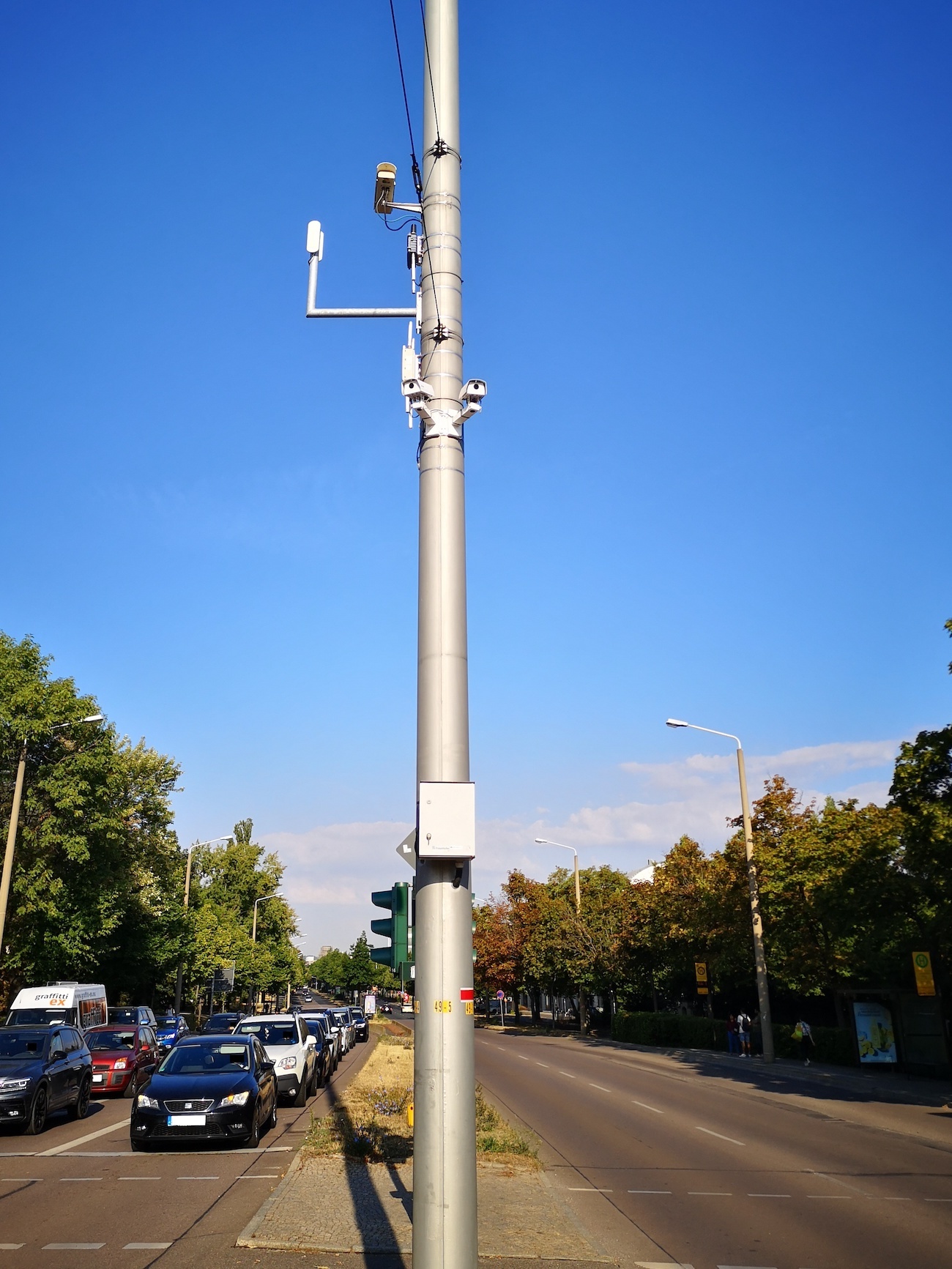 Kameras, die an einem Laternenmast in der Mitte einer Straße angebracht sind