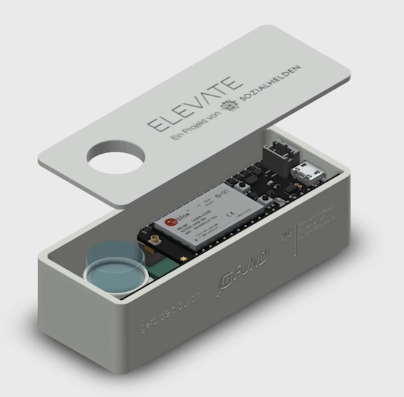 Abbildung mit einer fotorealistischen Abbildung eines geöffneten Kastens, in dem digitale Bauteile zu erkennen sind. Auf dem Gerätedeckel steht ELEVATE, der Name des Sensors.