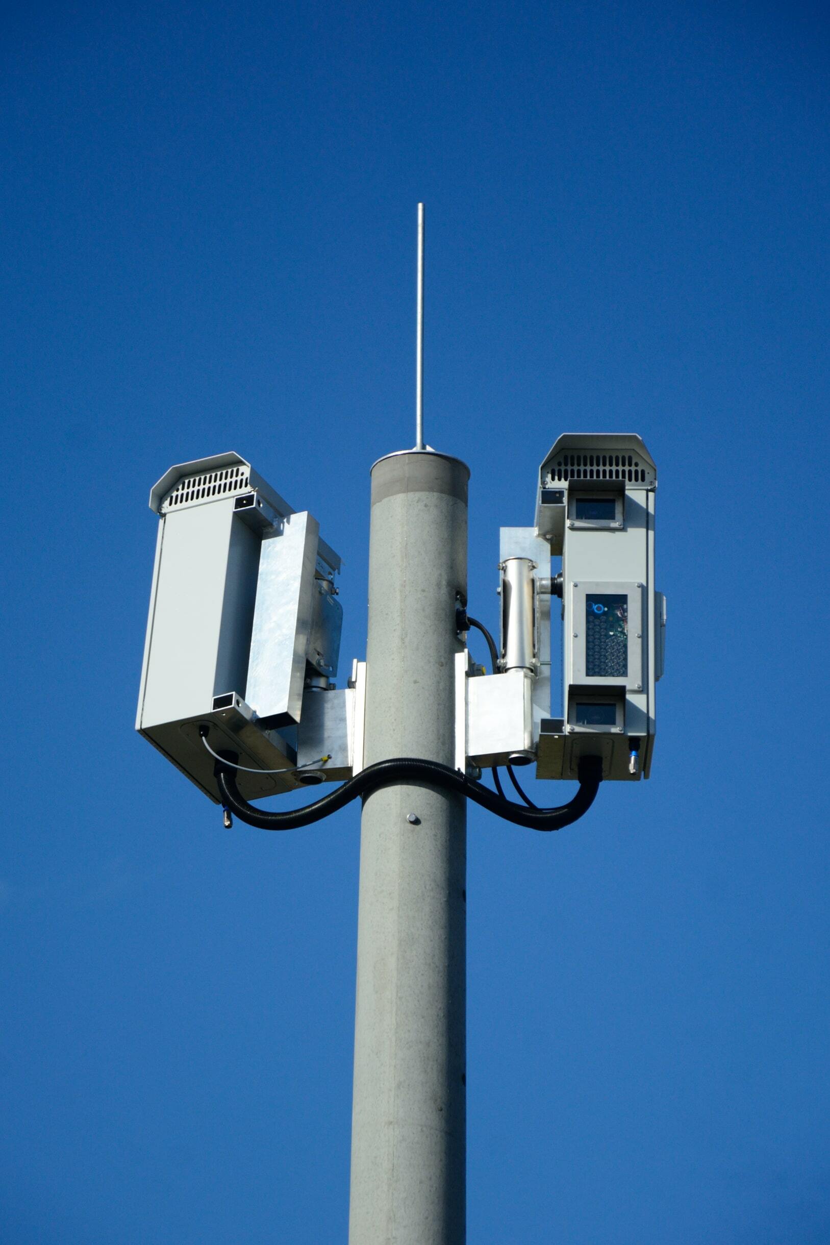 Zwei Hochleistungskameras, die an einem Mast an der Autobahn 39 befestigt sind