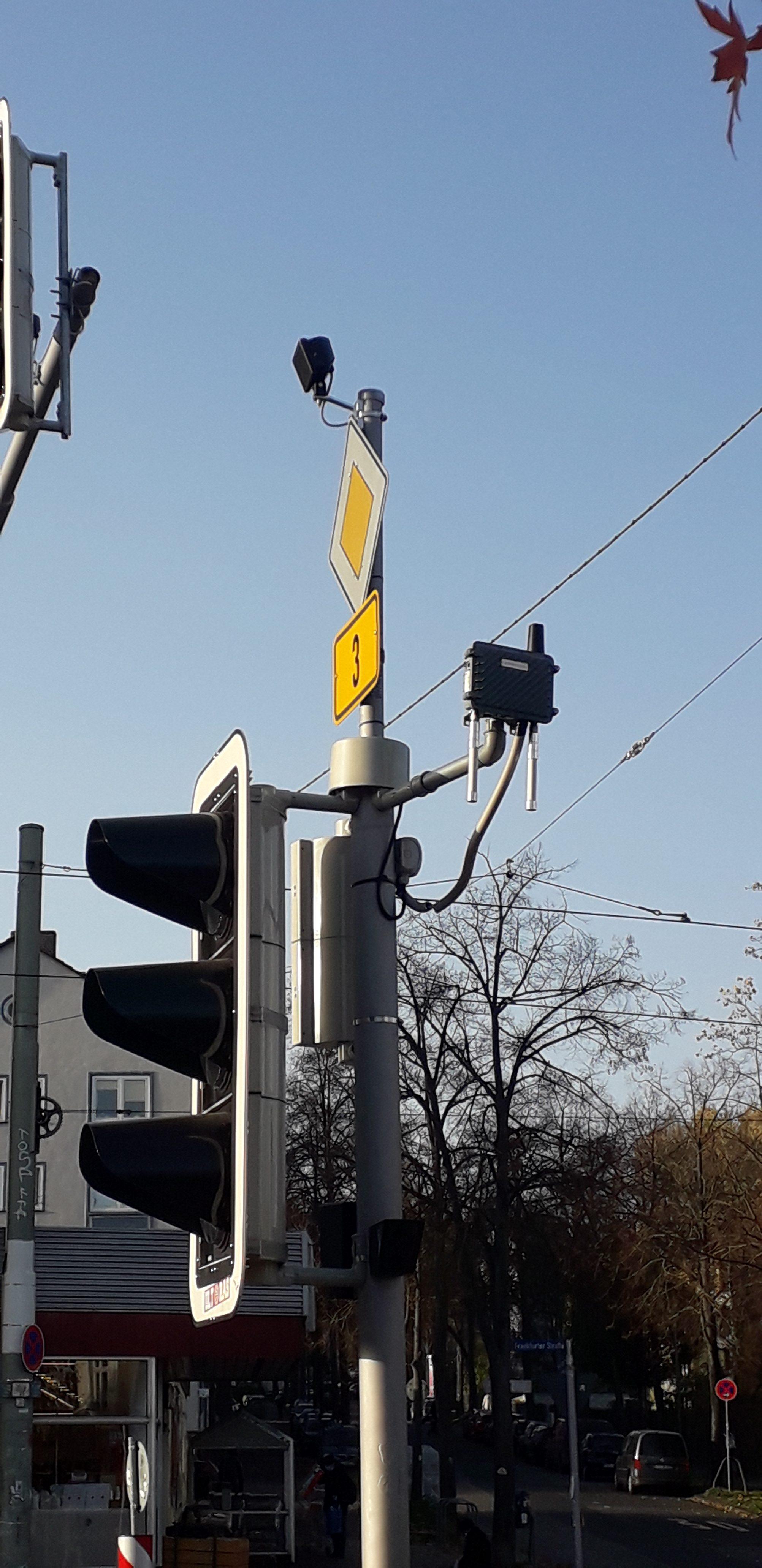 Auf einer Ampel ist eine Roadside Unit des digitalen Testfelds in Kassel angebracht. Foto: Anne Lammers, iRights.Lab, CC BY 4.0