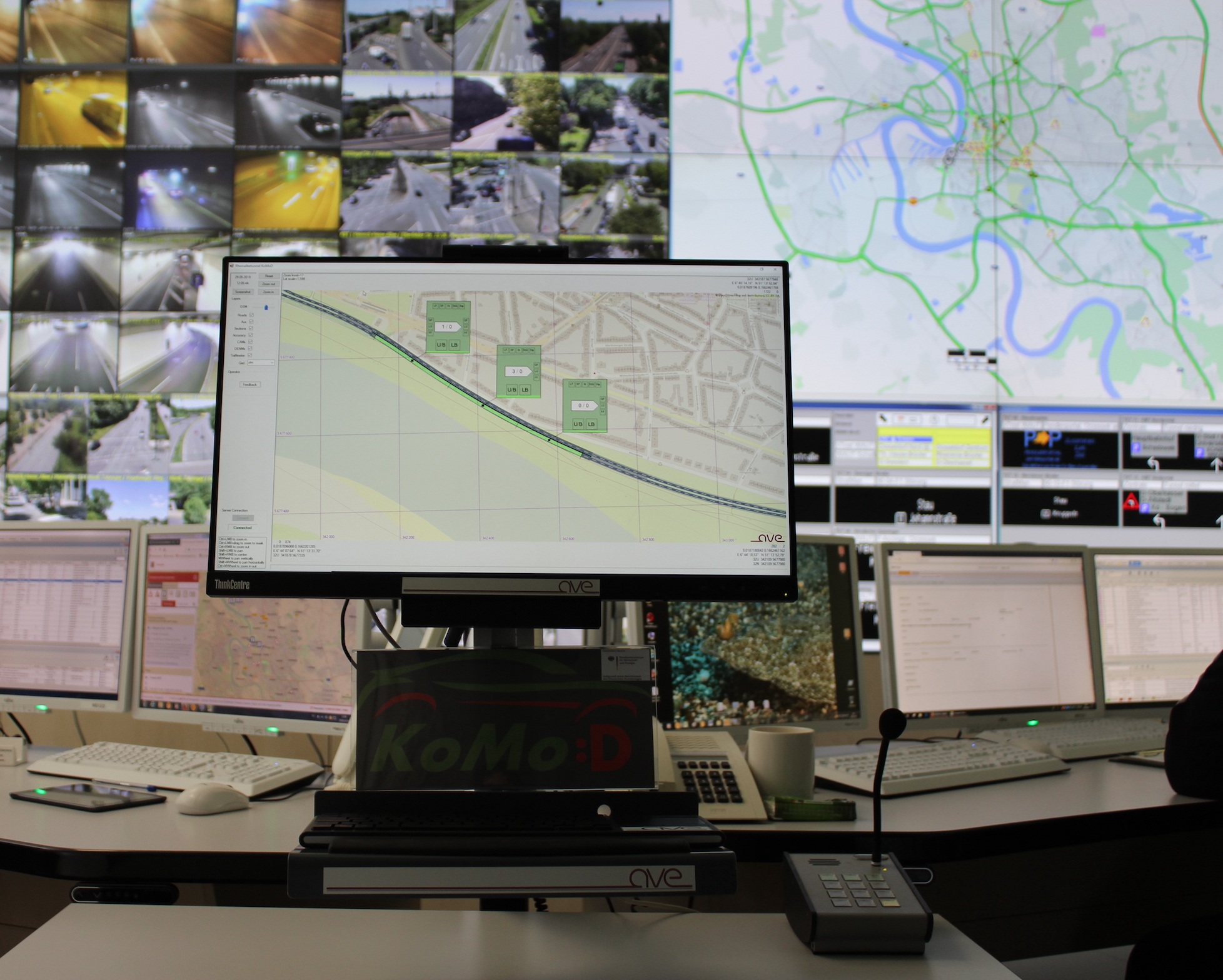 Die Verkehrszentrale Düsseldorf liefert an die Road Side Units im Testfeld digitale Daten über etwaige Sperrungen oder Tempolimits im Tunnel. Abbildung: KoMoD