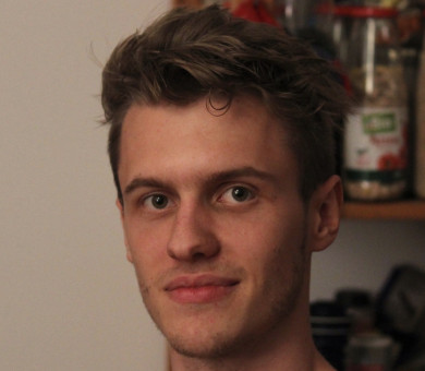 Porträt eines männlichen Gesichts vor einem Küchenregal