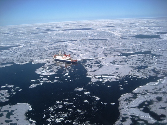 Das Forschungsschiff Polarstern im Polarmeer, umgeben von Eisschollen